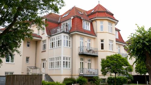 Kuhlungsborn Ost Apartment | Villa Düne mit großer Sonnenterrasse, Kamin, Wlan und Tiefgarage für 2-4 Personen
