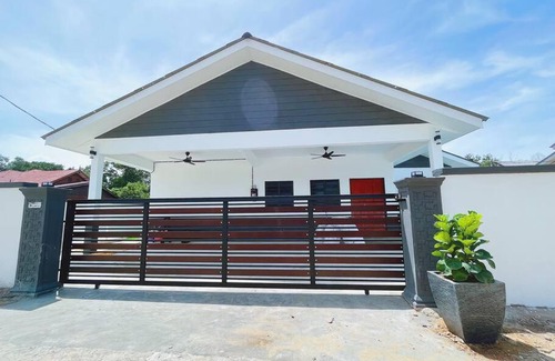 Kuala Terengganu Villa | Villa D'Razna - Luxury 5-bedroom Villa with private pool