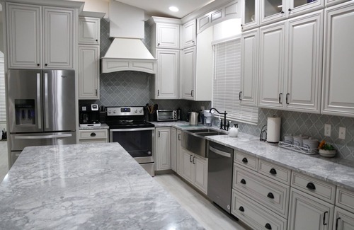 Naples Park Villa | Villa de Charme :Heated Salt Water Pool & Spa, Walk to the Beach, Summer is Open