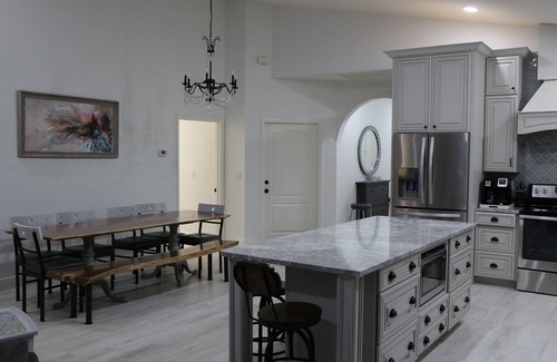 Naples Park Villa | Villa de Charme :Heated Salt Water Pool & Spa, Walk to the Beach, Summer is Open