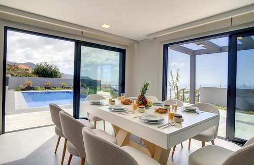 Estreito da Calheta Villa | Villa de la Ponte by Atlantic Holiday