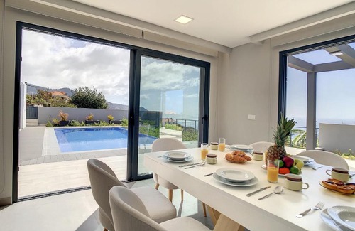Estreito da Calheta Villa | Villa de la Ponte by Atlantic Holiday