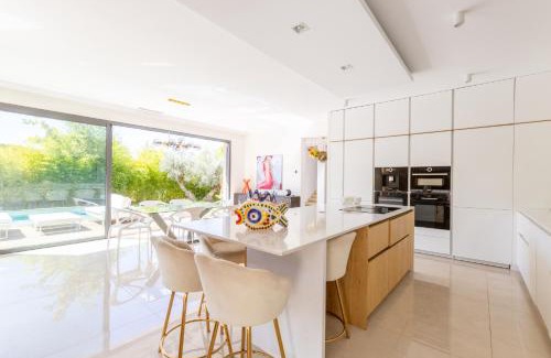 Est Villa | Villa de la torse