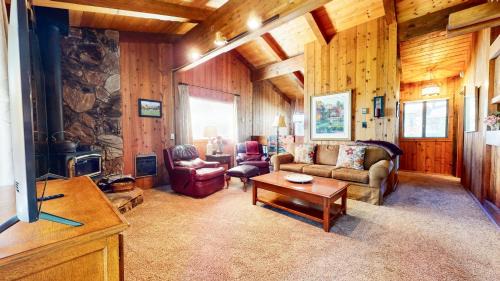 Mammoth Lakes Apartment | Villa de los Pinos #40 condo