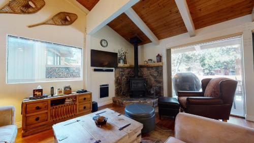 Mammoth Lakes House | Villa De Los Pinos Year-Round Activities Nearby Shopping & Restaurants