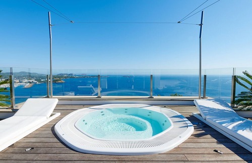 Siesta Villa | Villa de Lujo con Vistas al mar en Santa Eulalia