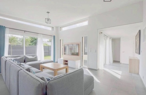 Bruz Villa | Villa de Standing Avec Piscine Chauffée à 7mn de Rennes