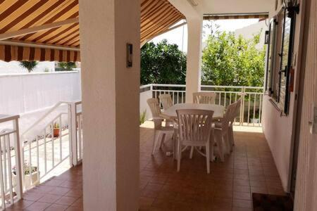 El Vendrell Villa | Villa de una planta con piscina, ideal familias