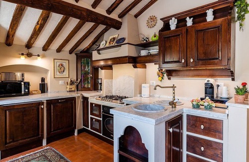 Vorno House | Villa delle Viole: An elegant and welcoming two-story apartment that is part of a villa immersed in a splendid landscape, in a lovely little hamlet, with Free WI-FI.