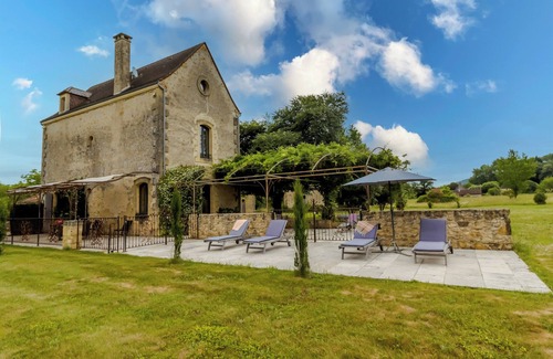 Domme Villa | Villa 'Demeure Au Coeur De La Nature' with Private Pool, Private Terrace and Wi-Fi