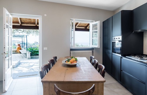 Rezza Villa | Villa 'Design La Weka Loca' with Private Terrace, Wi-Fi and Air Conditioning