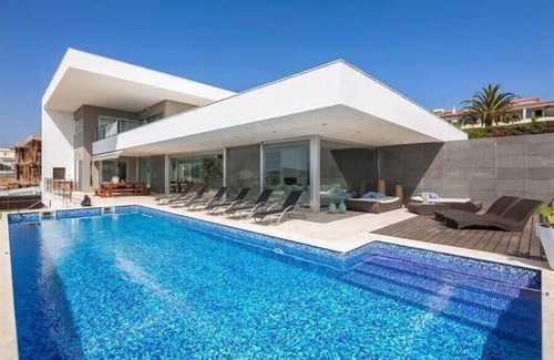Ferragudo Villa | Villa Dodola - 5 bedroom modern style villa - great views of river! Walk to rest