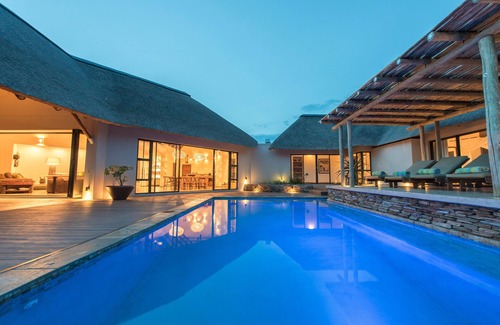 Hoedspruit Villa | Villa Ekhaya: Stunning 10 person villa in South Africa
