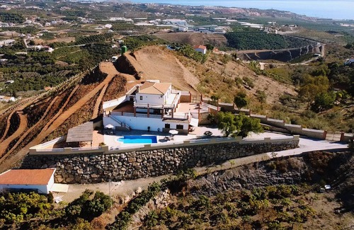 Velez-Malaga Villa | Villa el Palomar Azul. Holiday home with pool, sea and mountain view.
