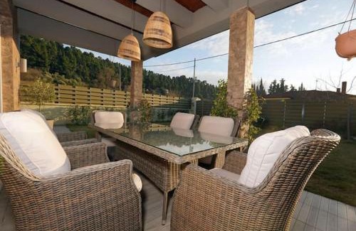Fourka Villa | Villa ELi - Luxury Nature Getaway - Strategically located for Beach Exploration - Onsite Power for Electric Vehicle