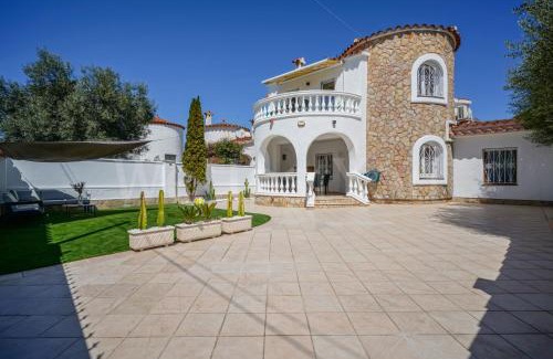 Empuriabrava Villa | Villa et studio avec piscine - WeHostYou