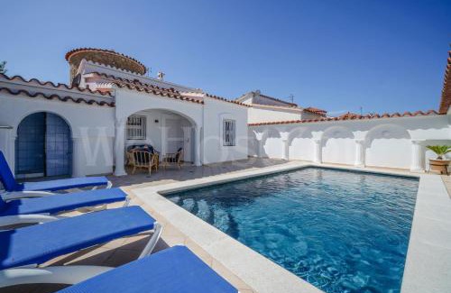 Empuriabrava Villa | Villa et studio avec piscine - WeHostYou