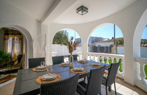 Empuriabrava Villa | Villa et studio avec piscine - WeHostYou