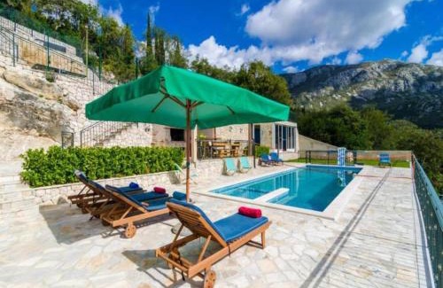 Dunave Krajnje Villa | Villa Falcon Rook - Four-Bedroom Villa with Terrace and Swimming Pool