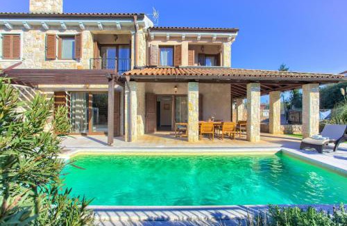 Porat Villa | Villa Fina
