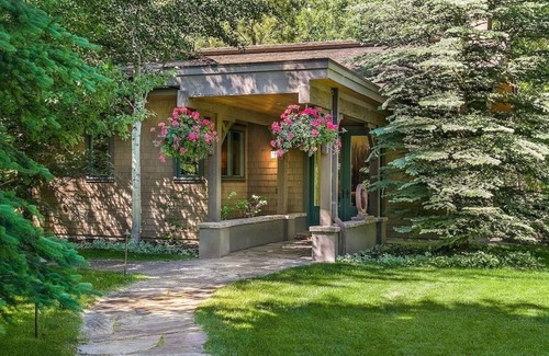 Sun Valley House | Villa Fleuve: Tennis Court House. A luxurious property in Sun Valley