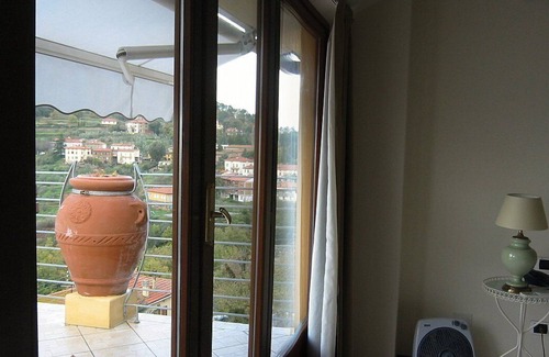 San Baronto House | Villa Floriana A: An elegant and welcoming apartment immersed in a splendid landscape, in the heart of a wonderful little town, with Free WI-FI.