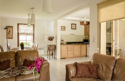 Brantome-en-Perigord Villa | Villa for 1-10 in Dordogne, resto across the lawns and just a stroll to Brantome