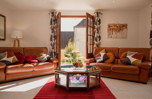 Brantome-en-Perigord House | Villa for 1-10 in Dordogne, resto across the lawns and just a stroll to Brantome