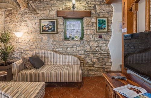 Kanfanar Cottage | Villa for up to 6 persons with jacuzzi, private garden, WiFi, A/C