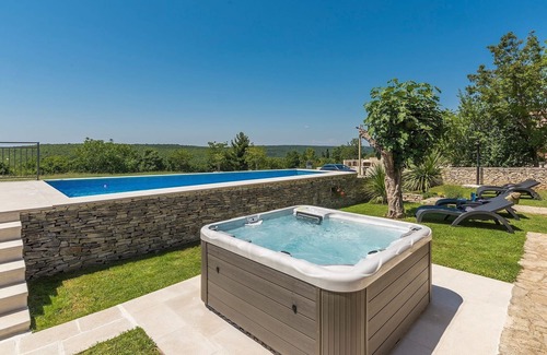 Kanfanar Cottage | Villa for up to 6 persons with jacuzzi, private garden, WiFi, A/C