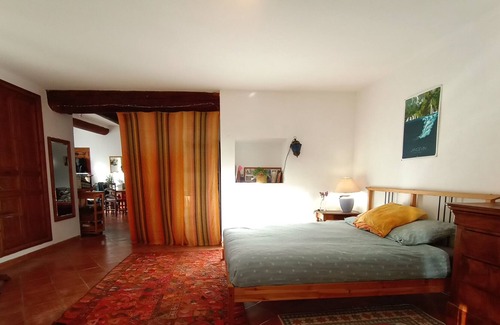 Saint-Martin-de-Castillon Apartment | Village house with south-facing terrace