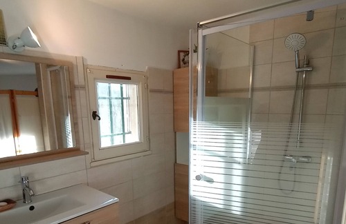 Saint-Martin-de-Castillon Apartment | Village house with south-facing terrace