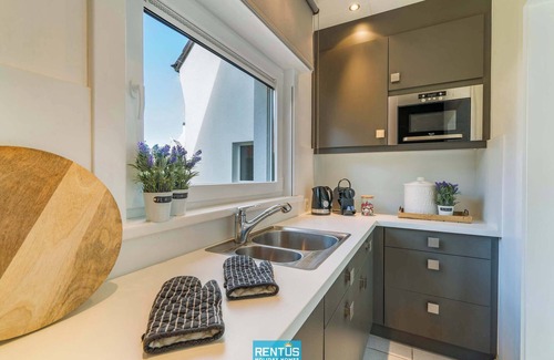 Westende House | Villa Gamoni - spacious holiday home with garden