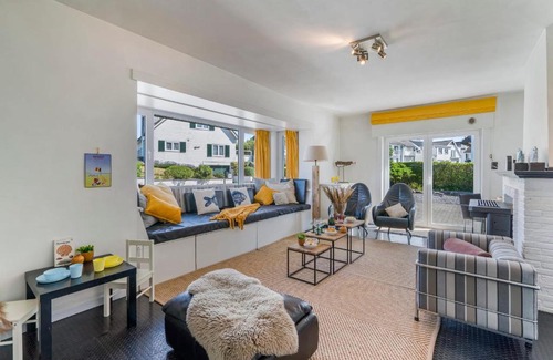 Westende House | Villa Gamoni - spacious holiday home with garden