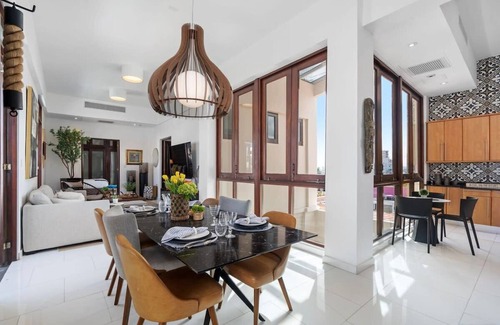 Mercado Apartment | Villa Gaudi | Modern and Luminous 2 Bedroom Penthouse in the Heart of Historic O