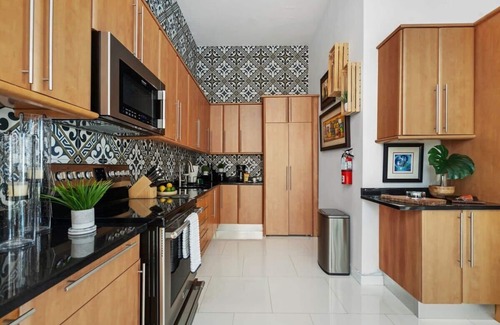 Mercado Apartment | Villa Gaudi | Modern and Luminous 2 Bedroom Penthouse in the Heart of Historic O