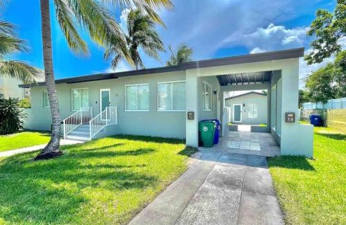 West Little Havana House | Villa Gia Large Home Near Brickell Miami Beach