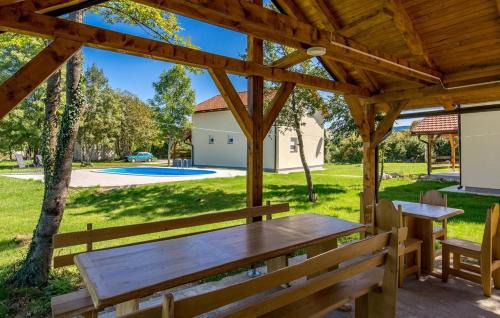 Plaski House | Villa Green house - shared pool & BBQ