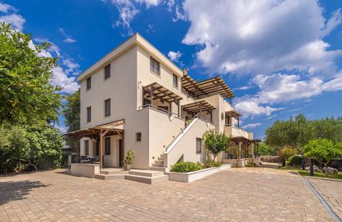 Linardici Apartment | Villa Haya with heated pool