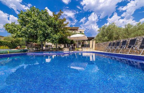 Linardici Apartment | Villa Haya with heated pool