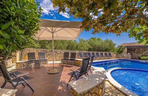 Linardici Apartment | Villa Haya with heated pool
