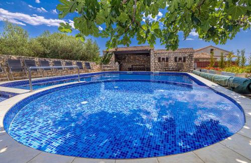 Linardici Apartment | Villa Haya with heated pool