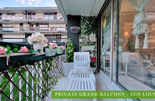 Sevres Apartment | Villa Hestia Paris 16e - Suite with balcony and bathtub
