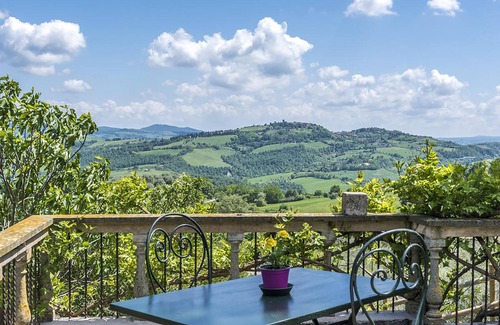 Radicofani Villa | Villa Il Giardino with Private Swimming Pool, Garden, Ideal for Weddings