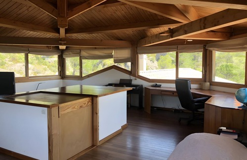 Moureze Villa | Villa 'In an Exceptional Location' with Mountain View, Wi-Fi and Air Conditioning