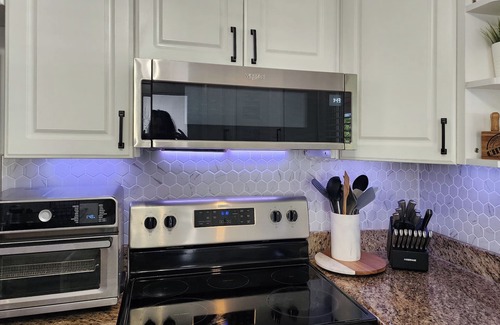 Central Corals Villa | Villa in Fort Lauderdale Waterfront Heated Salt Pool Tiki Free EV charging Kayak