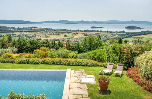 Tuoro sul Trasimeno Villa | Villa in Tuoro Sul Trasimeno with 7 bedrooms sleeps 14