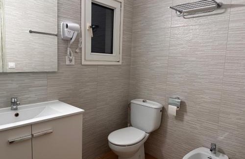 Pineda de Mar Bed & Breakfast | Villa IRI Habitación N 2 con un baño compartido , balcón