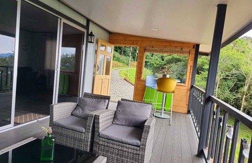 Canton Dota House | Villa Jade Dota, Tu refugio moderno en la naturaleza.