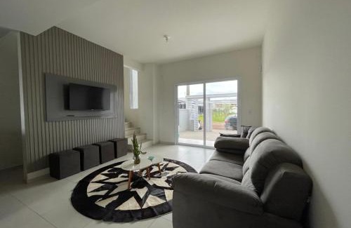 Balneario Gaivota Apartment | Villa Kalani, Casa 03. Na quadra do mar